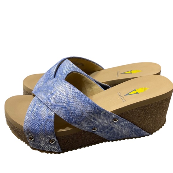 Volatile Riverside Wedge Sandals Womens Size 8 Blue Snake Print Crisscross NEW - Picture 2 of 12